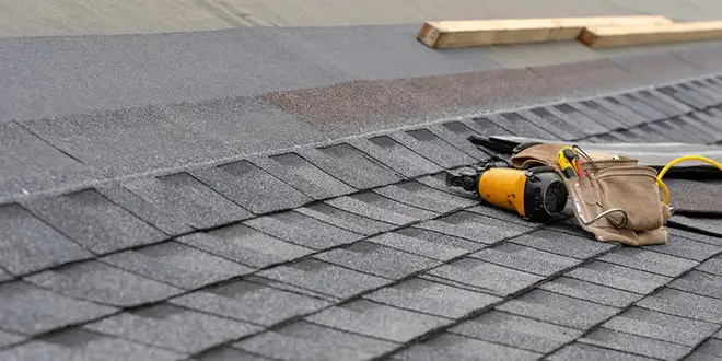 Composite roofing shingles styled to resemble natural shakes